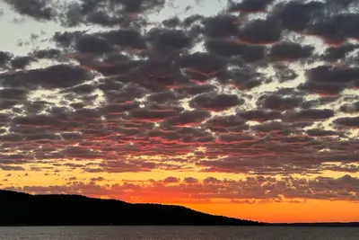 Image de Bridges Hideaway- Crystal Lake access on Outlet Bay, quiet street