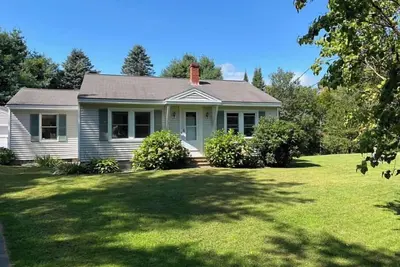 Image de Peaceful retreat in central Yarmouth, walking distance to Main Street.