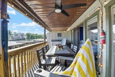 Image de Luxury Lake front condo w\/ beautiful deck and Indoor \/ outdoor pool