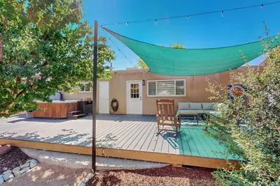 Image de Peaceful Sunflower Escape, 3bd w/ hot tub, grill, and mountain views!