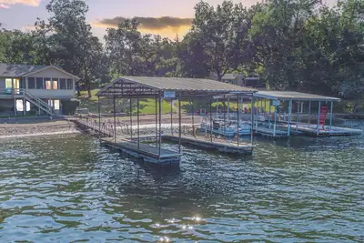 Image de Two Family Vacation Homes, gentle shoreline, dock/slip, plenty of parking. Walk to Alhonna for the pool