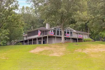 Image de 4-bedroom Waterfront Home on Lake Barkley at Eddy Creek Marina Resort.