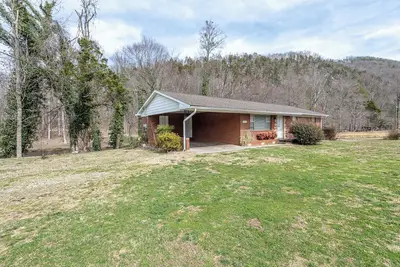 Image de Brick home located on the Little river! Near The Great Smoky Mountains.