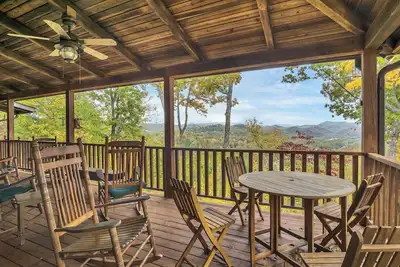 Image de Tranquility 4 Br 4 1/2 Bath Log Cabin with Acreage and Views for Miles
