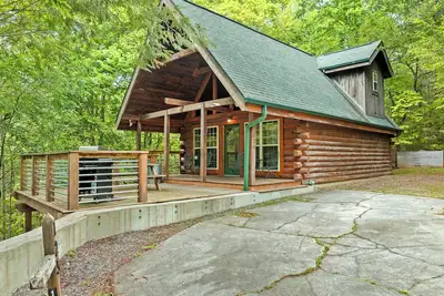 Image de Authentic log cabin with the real feel of serenity in a Golf Course Vicinity.