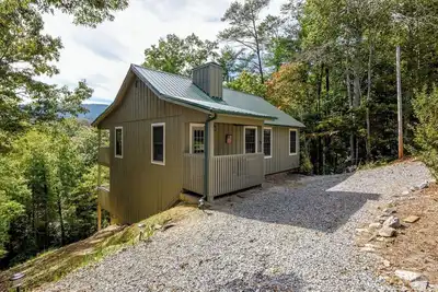 Image de This cozy home is located on a situated on a mountainside is welcoming!