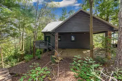 Image de Beautiful Authentic log cabin with a wood burning fire-place. Wi-Fi & Cable T'v