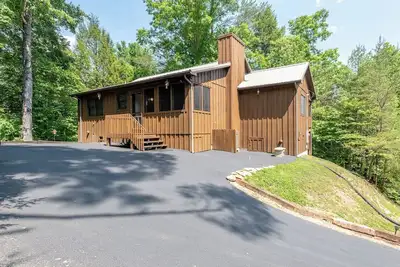 Image de One level home with beautiful cabin decor, with a covered deck to enjoy nature.