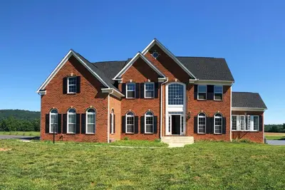 Image de Spacious 5-bedroom Lakefront View Home