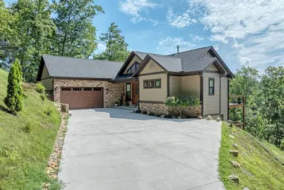 Image de This amazing home has so much to offer! located near the Great Smoky Mountains
