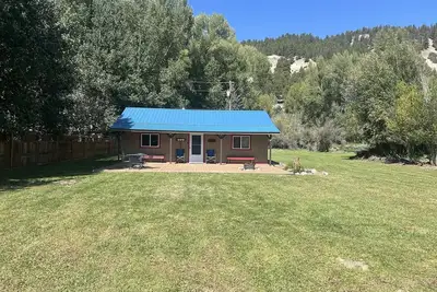 Image de Silver Lining - Great Cabin on a Quiet Street Adjacent to Pete's Lake Trailhead