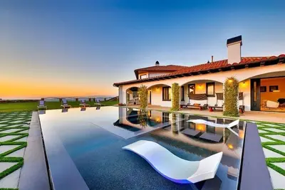 Image de Luxurious 8-bedroom malibu Skyview estate With endless Stunning  mountain views.