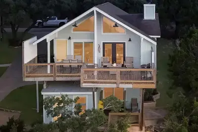 Image de Classic Waterfront Home On Party Cove.