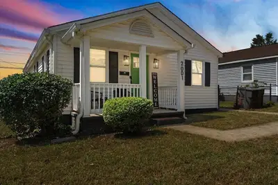Image de Newly Renovated, Sleeps 9, Fire Pit & Games, 5 mins from Uptown Charlotte