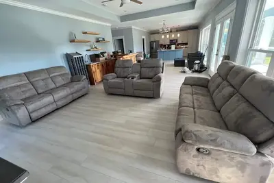 Image de Lots of space in this 4br/4. 5 ba house with  laundry room and fenced in yard.