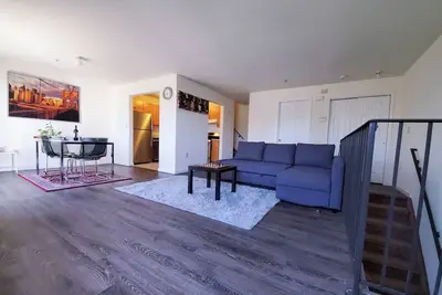 Image de Summer Discount Spacious 3 bedroom townhome free parking washer/dryer Wifi