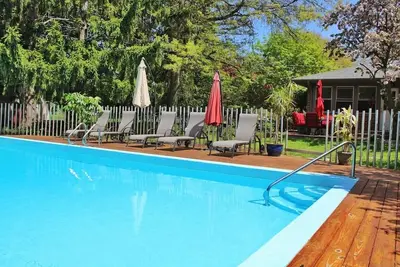 Image de Suburban Garden on 1. 5 acres with pool and hot tub