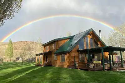 Image de Modern Log Cabin on a historic cattle ranch in Northern Nevada.