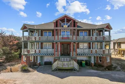 Image de Luxurious 7-Bedroom Oceanside Retreat with Private Pool in Southern Shores