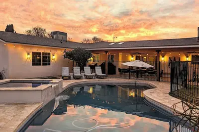 Image de 5br 4. 5ba Foodie Paradise: 3 Ensuites, Spa, Fenced Pool, Playset & Large Patio!