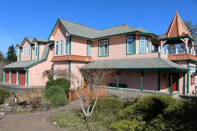 Image de Spacious home with deck overlooking Willamette Valley. , outdoor Bbq and koi pond