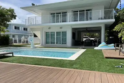 Image de Canal front pool home in Florida key's Islamorada! Access to ocean w/boat lift! !