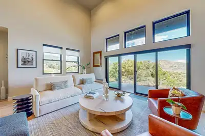 Image de Stunning new build townhome w/ water views, private hot tub, W/D