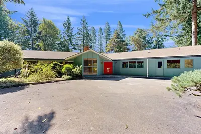 Image de Mid-century modern home with pool, WiFi, Bbq grill, patio, and fireplace