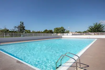 Image de Studio 'Piscine Partagée' avec piscine partagée, terrasse privée et Wi-Fi