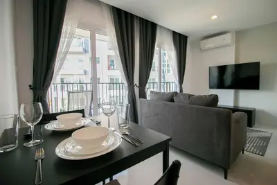 Image de Private 1 bdrm high floor near the beach w Lake and pool view