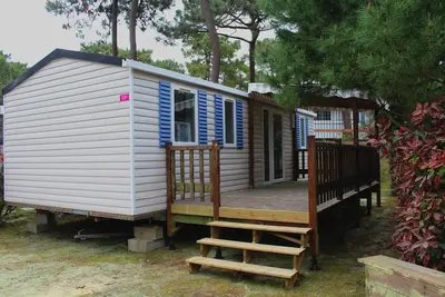 Image de Bungalow 'Camping 4 À 8 Personnes' avec terrasse privée et climatisation