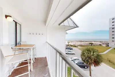 Image de 3rd-floor Gulf-view condo with hot tub, outdoor pool, tennis, balcony, elevator