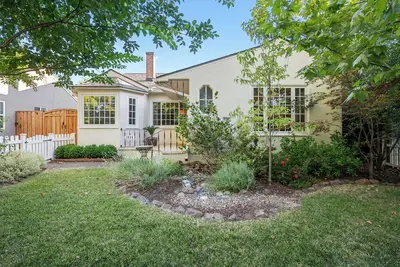Image de Mid-Century Modern Bungalow Near McKinley Park!
