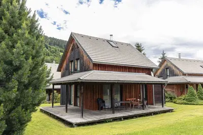 Image de Chalet traditionnel avec terrasse