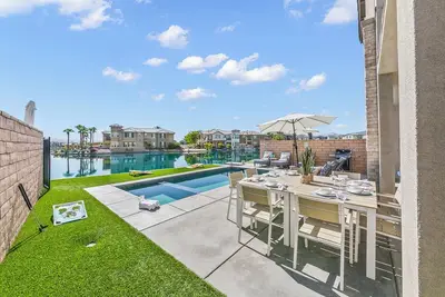 Image de Tranquility: 5-Bedroom Lakefront, Mountain Views, Ps5, Games & Pet Friendly!