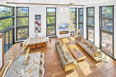 Image de Skyview Manor By Destination Big Bear:Luxurious! Oversized Swim Spa/Hot Tub! Newly Built! Chef’s Kitchen! Smart Home/High Tech! Outdoor Fire Pit! Massive Deck! Forest Walks! Game & Entertainment Room w/ Pool Table, Poker Table & Bar!
