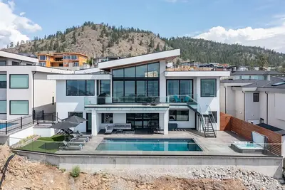 Image de This house is a 4 bedroom(s), 3 bathrooms, located in West Kelowna, Bc.