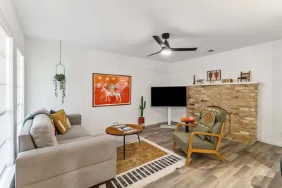 Image de Unit D Willowrun · 2 bedroom SoCo retreat | Sleeps 6 | Free Prkg