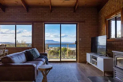 Image de 'Hillside Hideaway' - Charming Coastal Shack with Panoramic Views