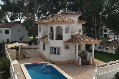 Image de Villamartin Villa with Private Pool. 2 Min walk to Plaza. Lots of outdoor space.