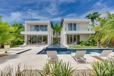 Image de Brand-new Fully Staffed Lakeview Estate in charming Punta Cana