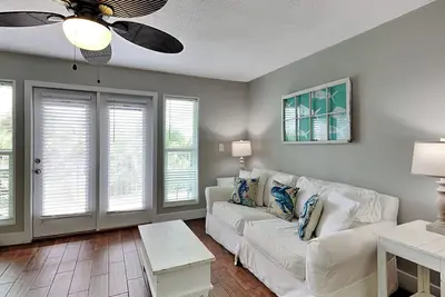 Image de 1bd/1ba Condo with Hallway Bunks, Steps to Public Beach, Pool + Hot Tub