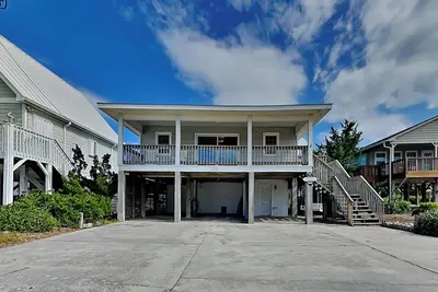 Image de Spacious Pet-friendly Home, Across from the Beach