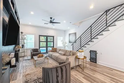 Image de Downtown Houston Escape 3br Modern Home + Heated Pool