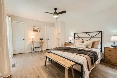 Image de King Bed & Fire-pit in Central Charlotte