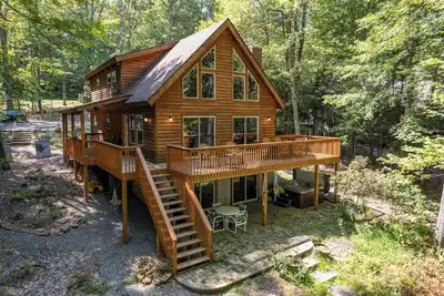 Image de New! Maplewood Cottage: Lakefront, Hot Tub, Dock!