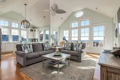 Image de Ocean front 5 bedroom reverse floor plan home! Access to both clubs and 2 new golf carts