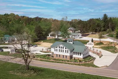 Image de Wildflower Lodge Farmhouse 2, Dollywood 1. 5 miles. Now open.