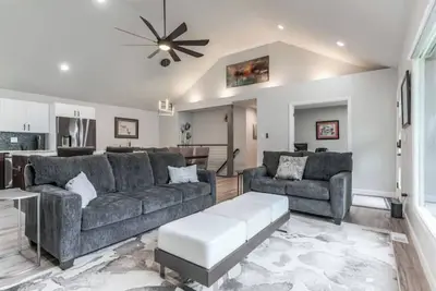 Image de Stylish Home with 2-Car Garage, Home Office 1 Gig WiFi, Dog Friendly\n\n