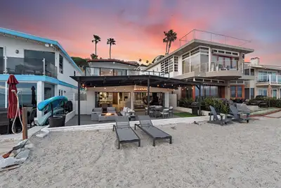 Image de Spacious 5-bedroom Beachfront Home on Beach Road!